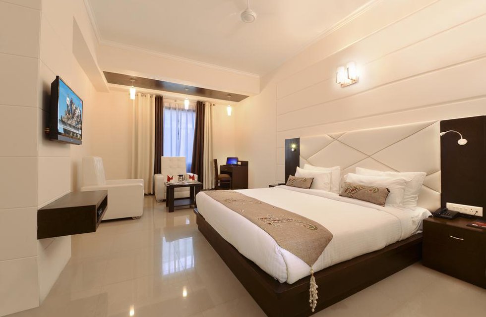 Hotel Crimson Palace в Агра Индия  ✅. Забронировать номер онлайн по выгодной цене в Hotel Crimson Palace. Трансфер из аэропорта.