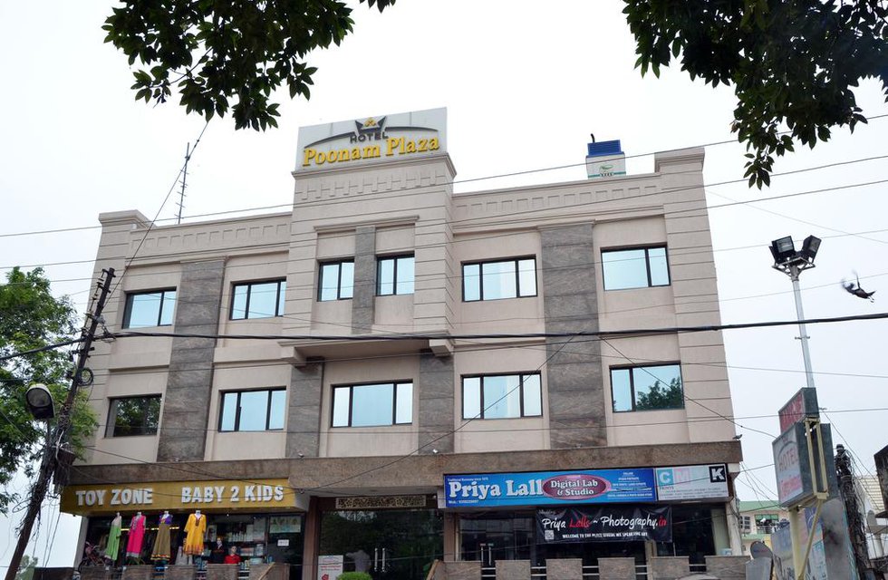 Hotel Poonam Plaza в Агра Индия  ✅. Забронировать номер онлайн по выгодной цене в Hotel Poonam Plaza. Трансфер из аэропорта.