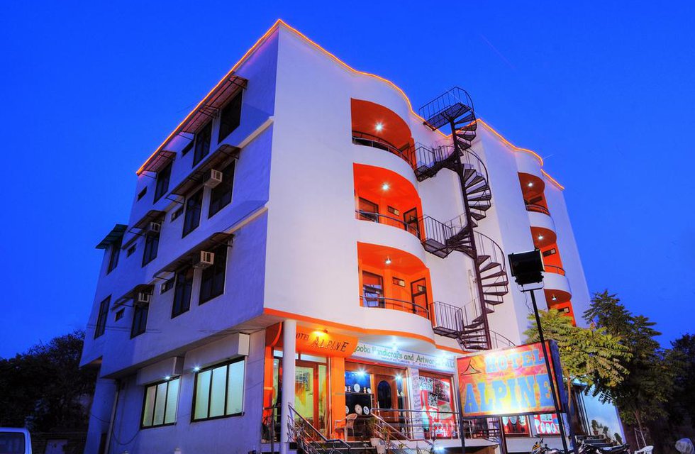 Hotel Alpine в Агра Индия  ✅. Забронировать номер онлайн по выгодной цене в Hotel Alpine. Трансфер из аэропорта.