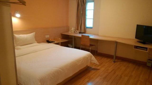 7Days Inn Zhuhai Xiangzhou Mall в Чжухай Китай ✅. Забронировать номер онлайн по выгодной цене в 7Days Inn Zhuhai Xiangzhou Mall. Трансфер из аэропорта.