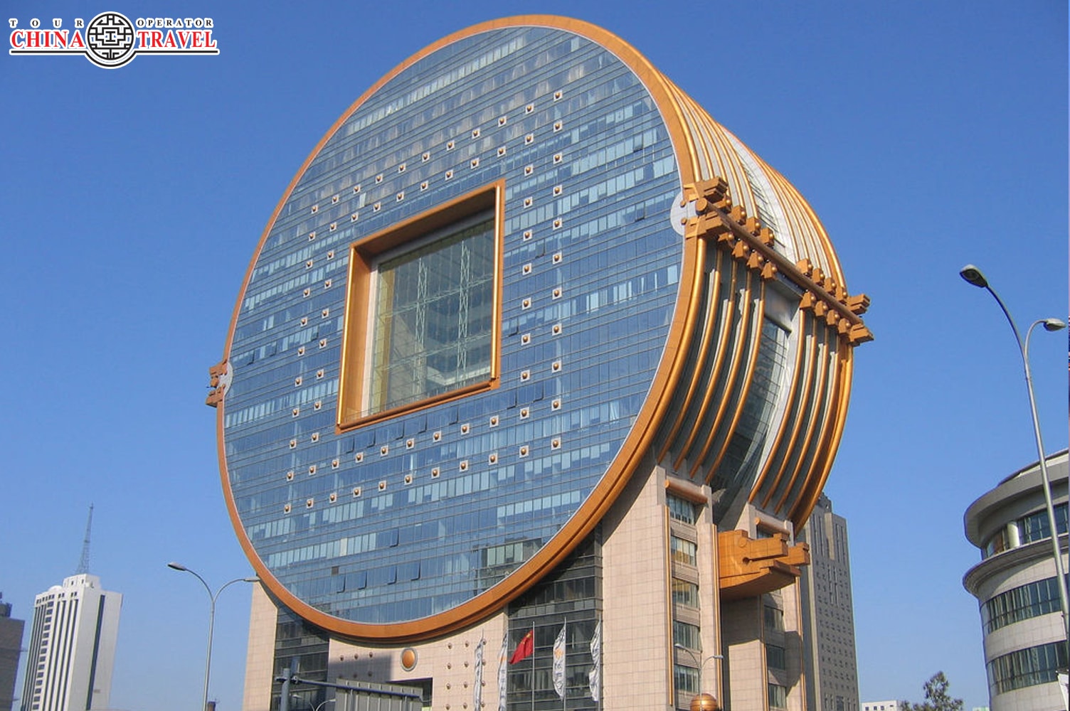 Fun building. Офисное здание Fang Yuan в городе Шэньян. Китай Шэньян здание-монета. Здание банка Fangyuan Mansion. Здание фан юань, Шэньян.
