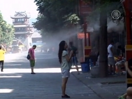 Туристов в КНР охлаждают «распылители прохлады»