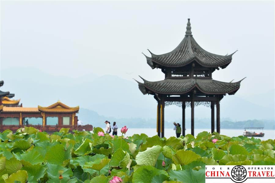 Летний день на озере Сиху в Ханчжоу