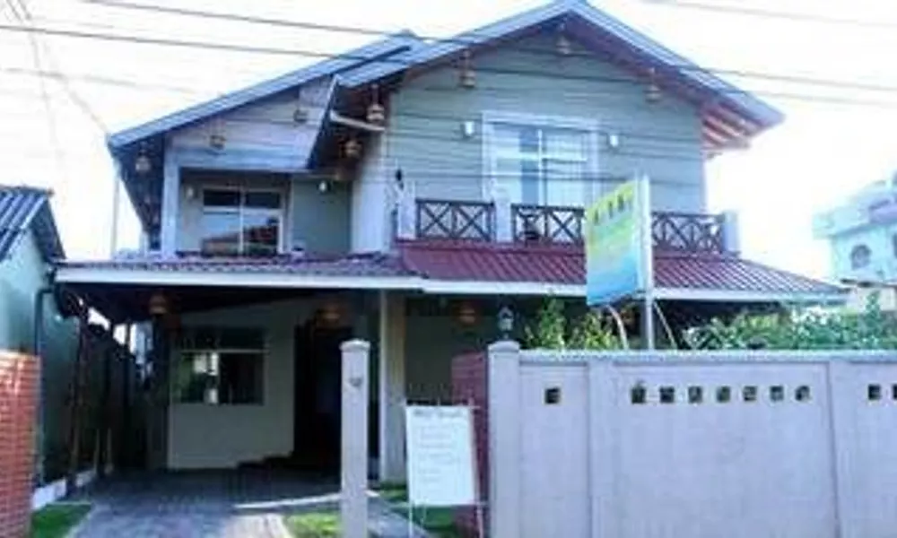 Vista Rooms Yard Approach Road