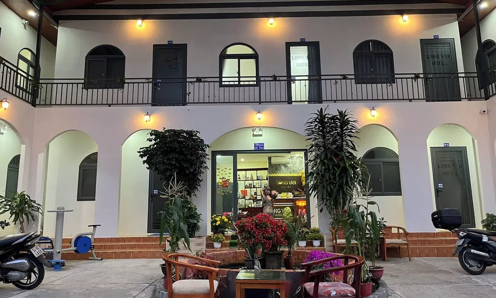 Long Vân Hotel