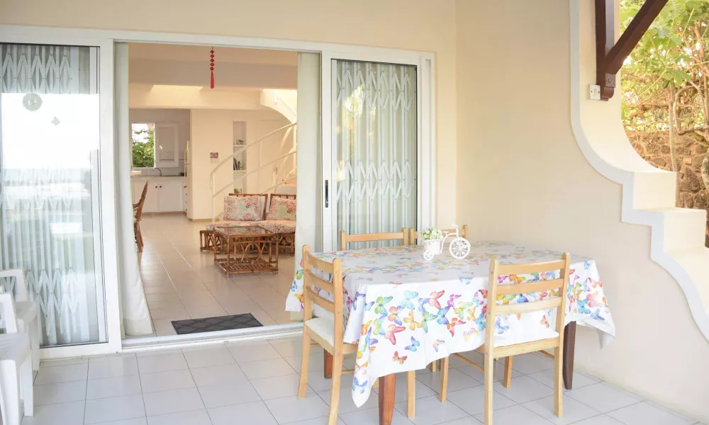 Residence With 6 Seafront Bungalows and Swimming, фото 4