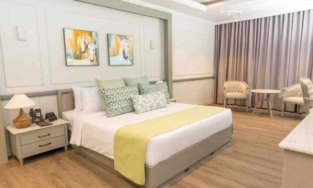 Grandeeza Hotel by Galison
