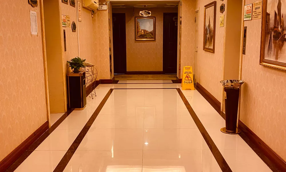 Vienna Hotel (Shenzhen Dongmen Guomao Metro Station)