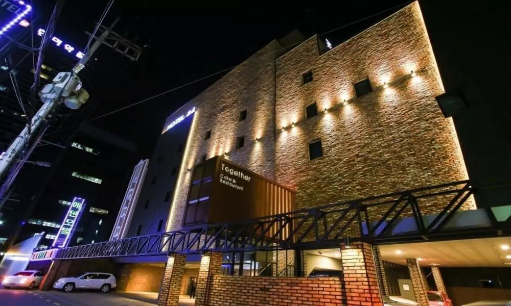 Hotel 2.4