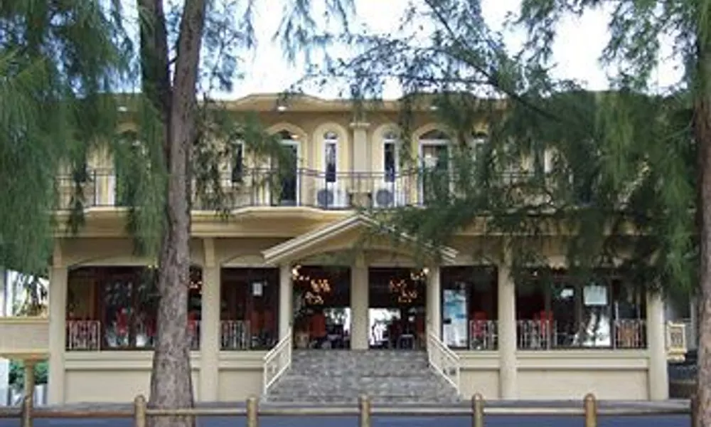 White Shell Lounge and Restaurant