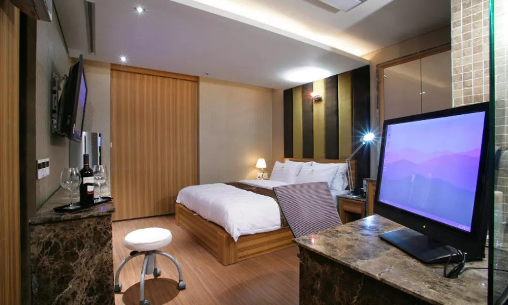 HOTEL ELLE INN