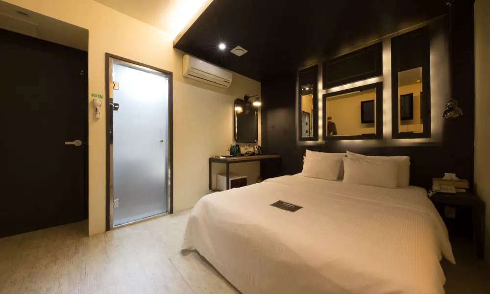 Achasan Station Wall Hotel