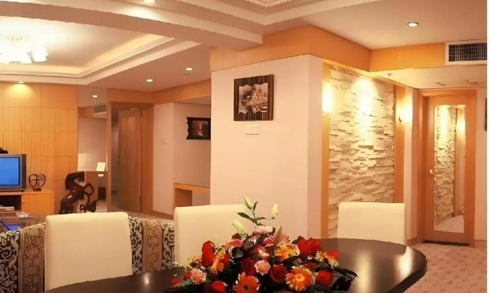 Golden Lustre Hotel, фото 2