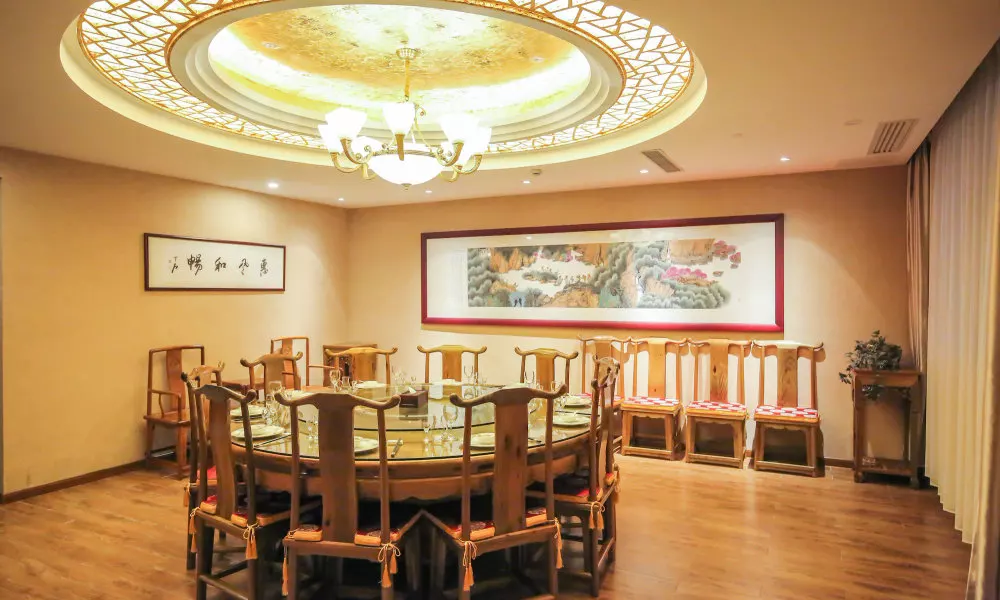 New Knight Royal Hotel, фото 2