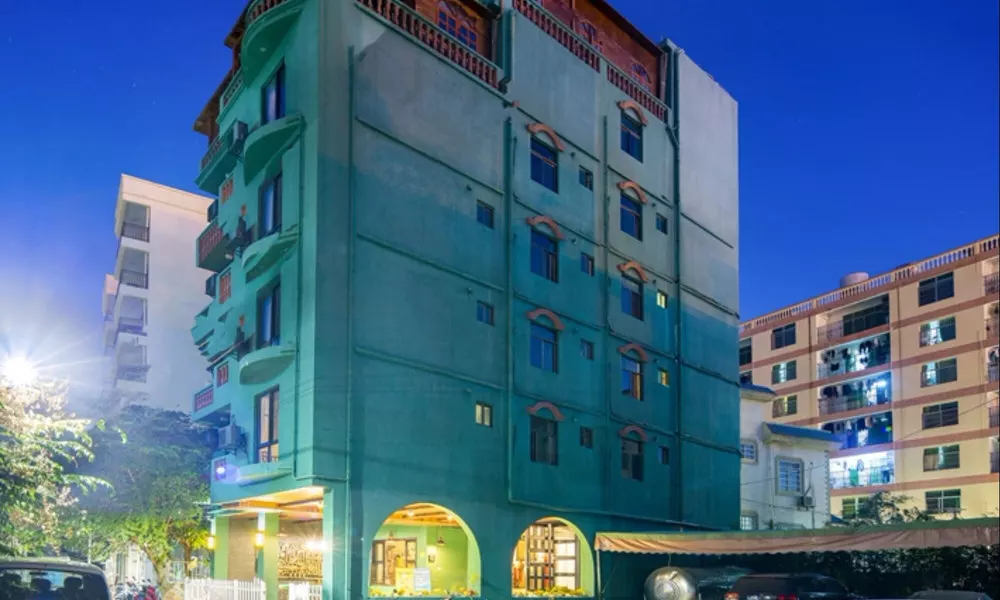 Sanya Kate Weiss Art Hostel