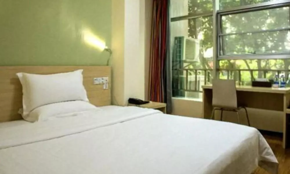 E Plus Hotel Guangzhou Baixin Branch, фото 5