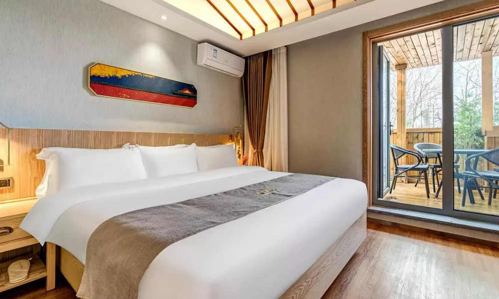 Happy Dragon Saga Hotel with Garden Terrace -In the city center with big window and fluent English s, фото 3