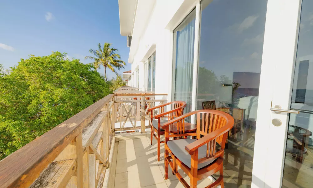 Hulhule Island Hotel- Private Beach Access & Airport Pick-up and Drop, фото 2