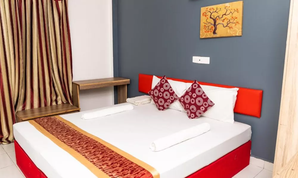 The G Ten Holiday Inn