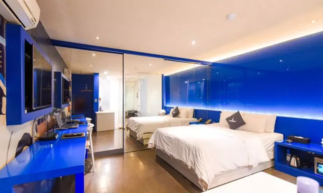 Hotel L & S